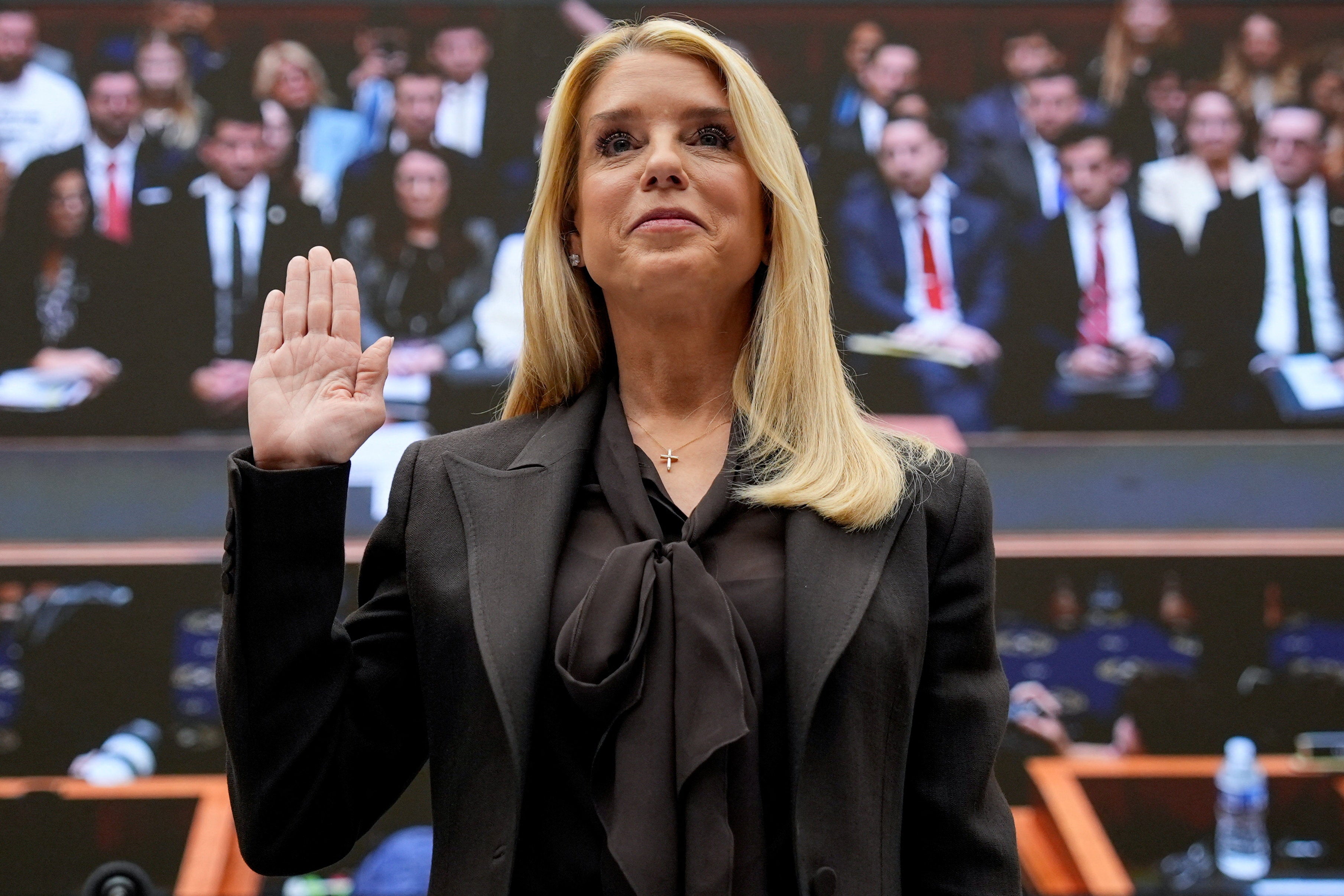 <p>La fiscal general de EE. UU., Pam Bondi, presta juramento antes de testificar ante una audiencia del Comité Judicial de la Cámara de Representantes sobre la supervisión del Departamento de Justicia, en el Capitolio en Washington, D.C., EE.UU., el 11 de febrero de 2026</p>