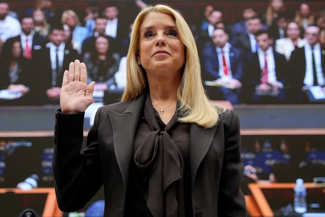 <p>La fiscal general de EE. UU., Pam Bondi, presta juramento antes de testificar ante una audiencia del Comité Judicial de la Cámara de Representantes sobre la supervisión del Departamento de Justicia, en el Capitolio en Washington, D.C., EE.UU., el 11 de febrero de 2026</p>