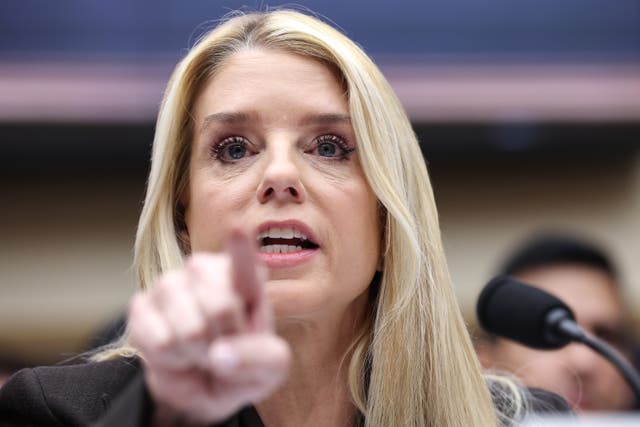 <p>Pam Bondi fue calificada de “espeluznante” luego de que se revelara que el Departamento de Justicia estaría rastreando qué documentos del caso Epstein son consultados por miembros del Congreso</p>