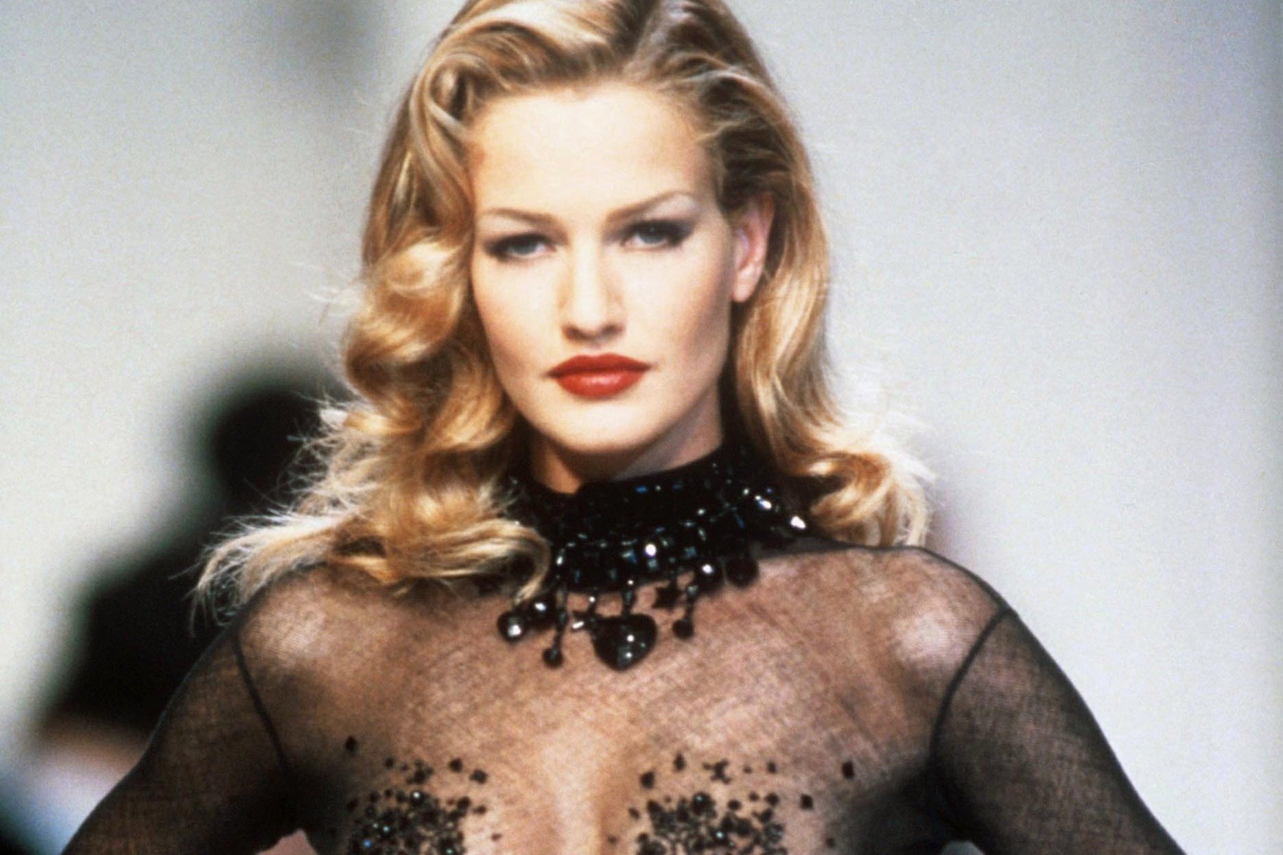 Karen Mulder fue aclamada como una “Barbie de la vida real” por su belleza idealizada