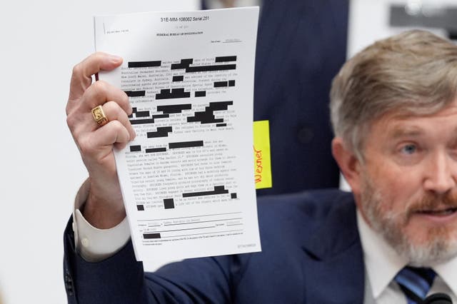 <p>El legislador republicano Thomas Massie muestra un documento bastante censurado extraído de la publicación de los archivos Epstein por parte del Departamento de Justicia</p>