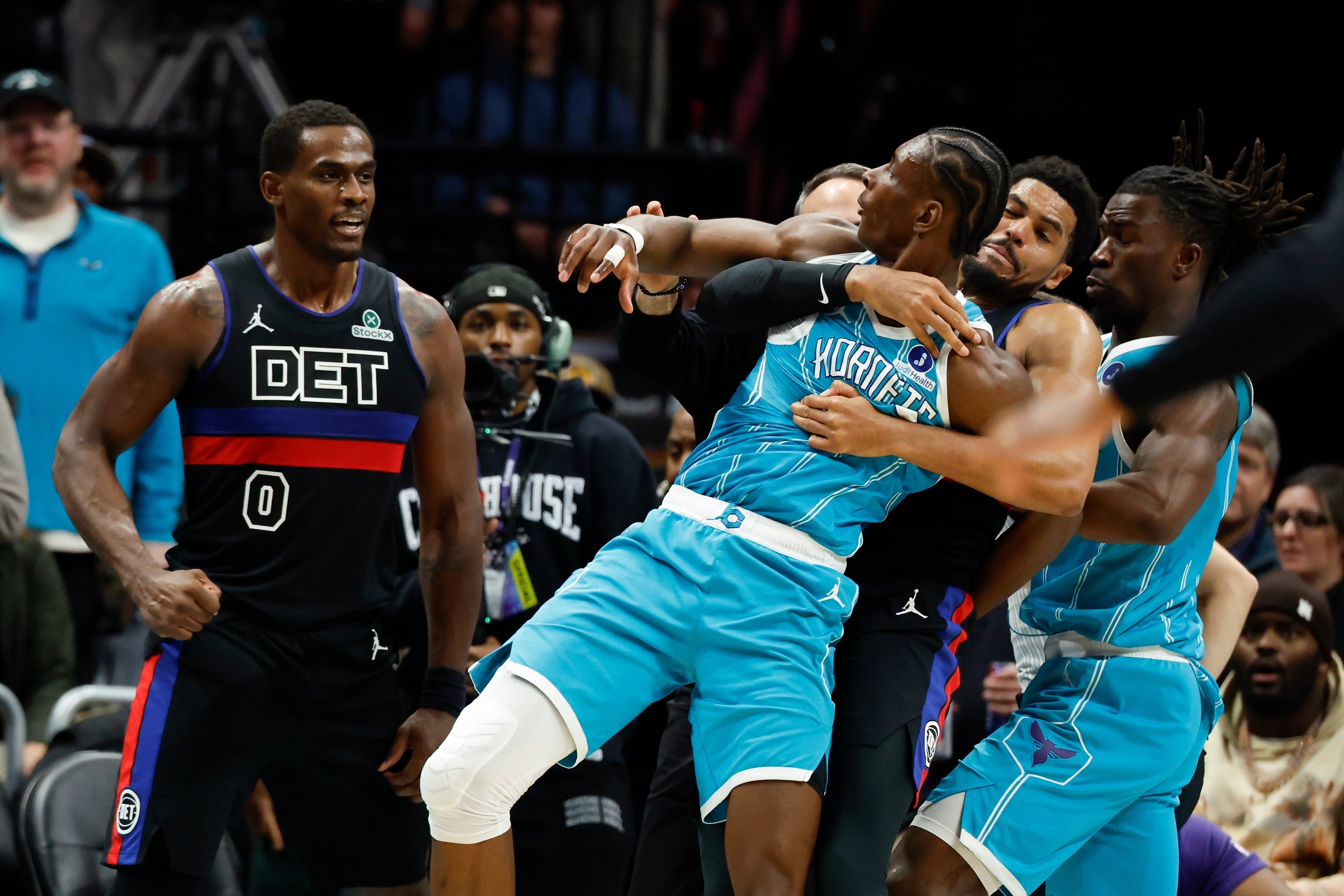 PISTONS-HORNETS-SUSPENSIONES