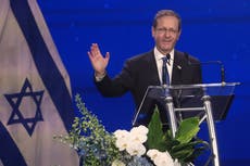 El presidente israelí termina una tensa visita a Australia en medio de protestas por Gaza