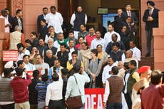 Sindicatos y agricultores de India hacen huelga nacional por acuerdo comercial provisional con EEUU