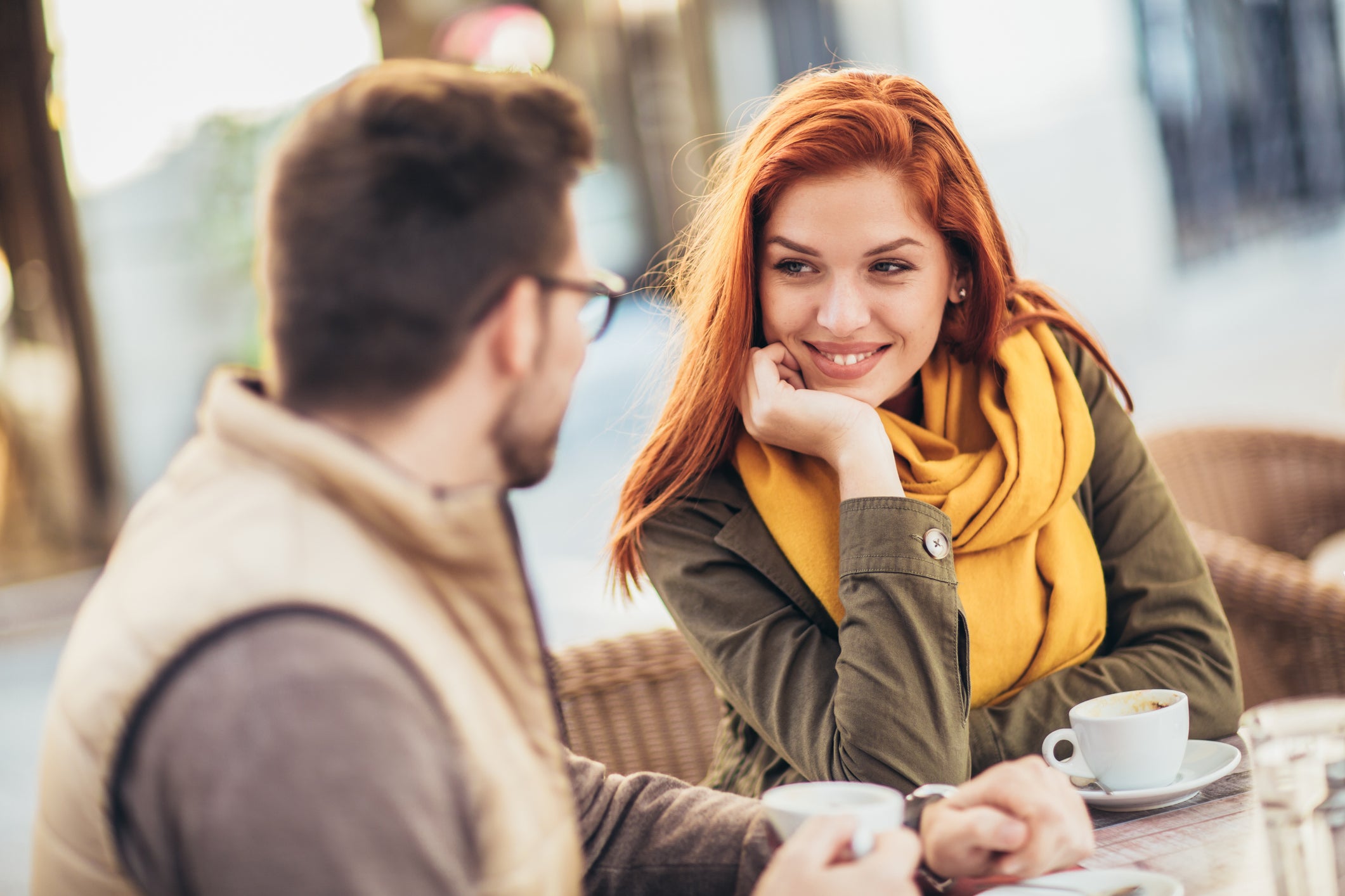Muchos jóvenes creen que la estabilidad financiera influye en las posibilidades de encontrar el amor