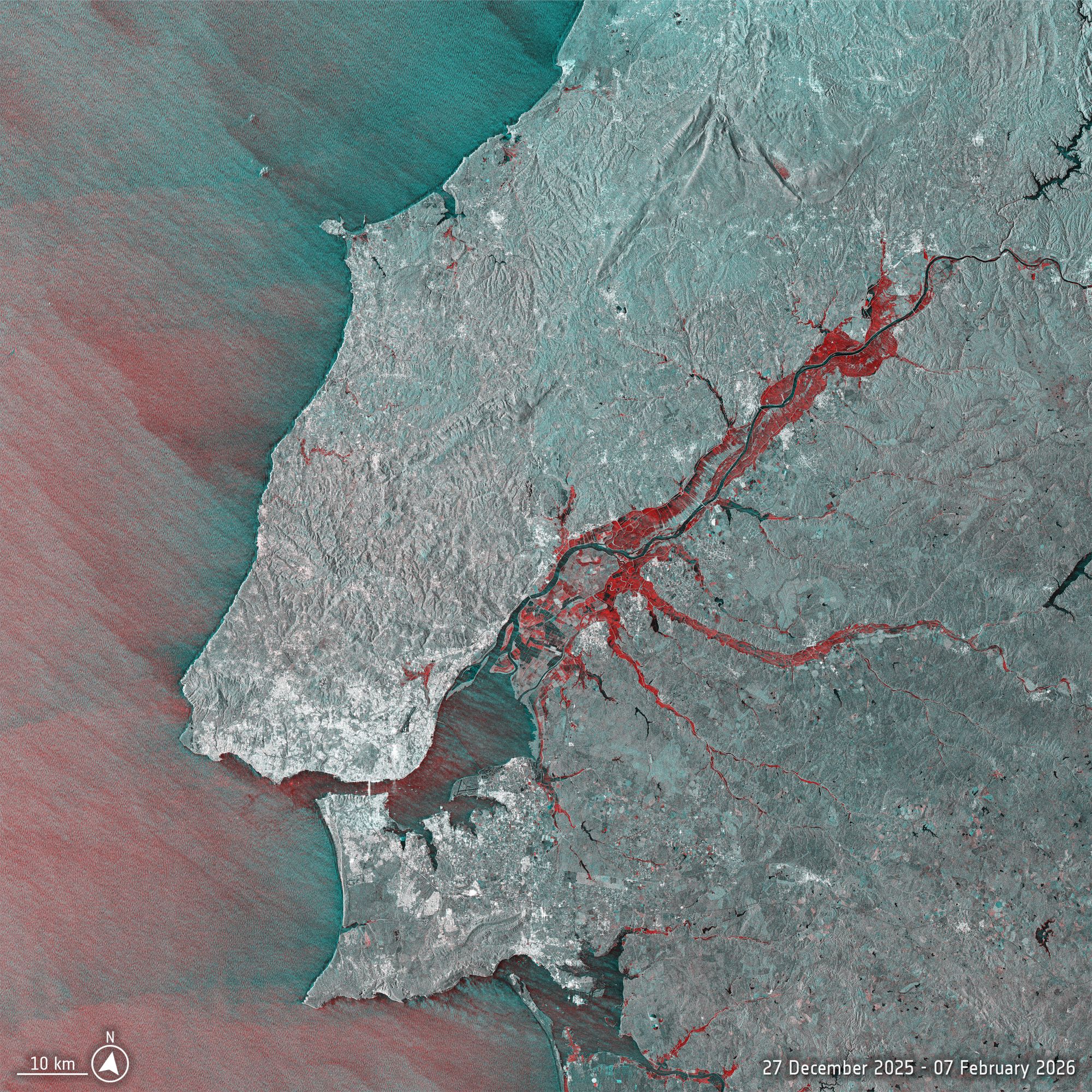 La imagen de satélite muestra en rojo la zona inundada en torno al río Tajo