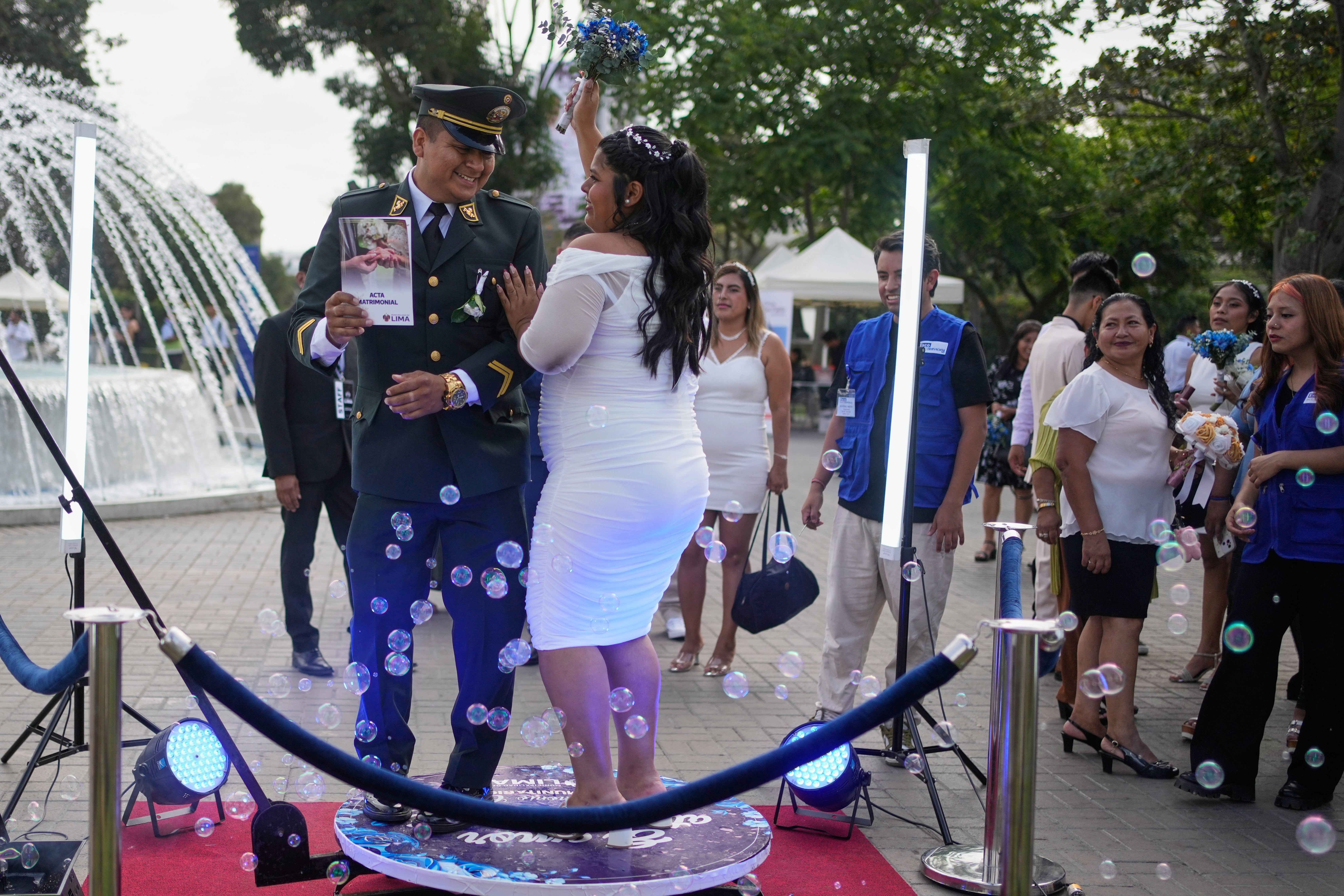 PERÚ-BODA MASIVA