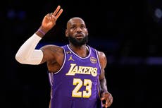 LeBron James, el jugador de más edad con un triple-doble, en triunfo de Lakers sobre Mavs