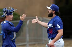 El lanzador de los Dodgers Alex Vesia agradece el apoyo tras la muerte de su hija