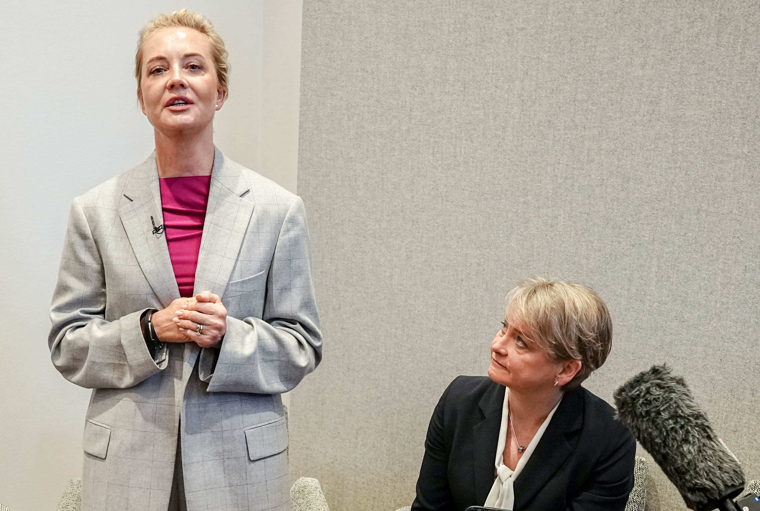 Yulia Navalnaya, activista de derechos humanos y esposa de Alexei Navalny, hace una declaración de prensa sobre el fallecimiento y las circunstancias de la muerte de su marido.