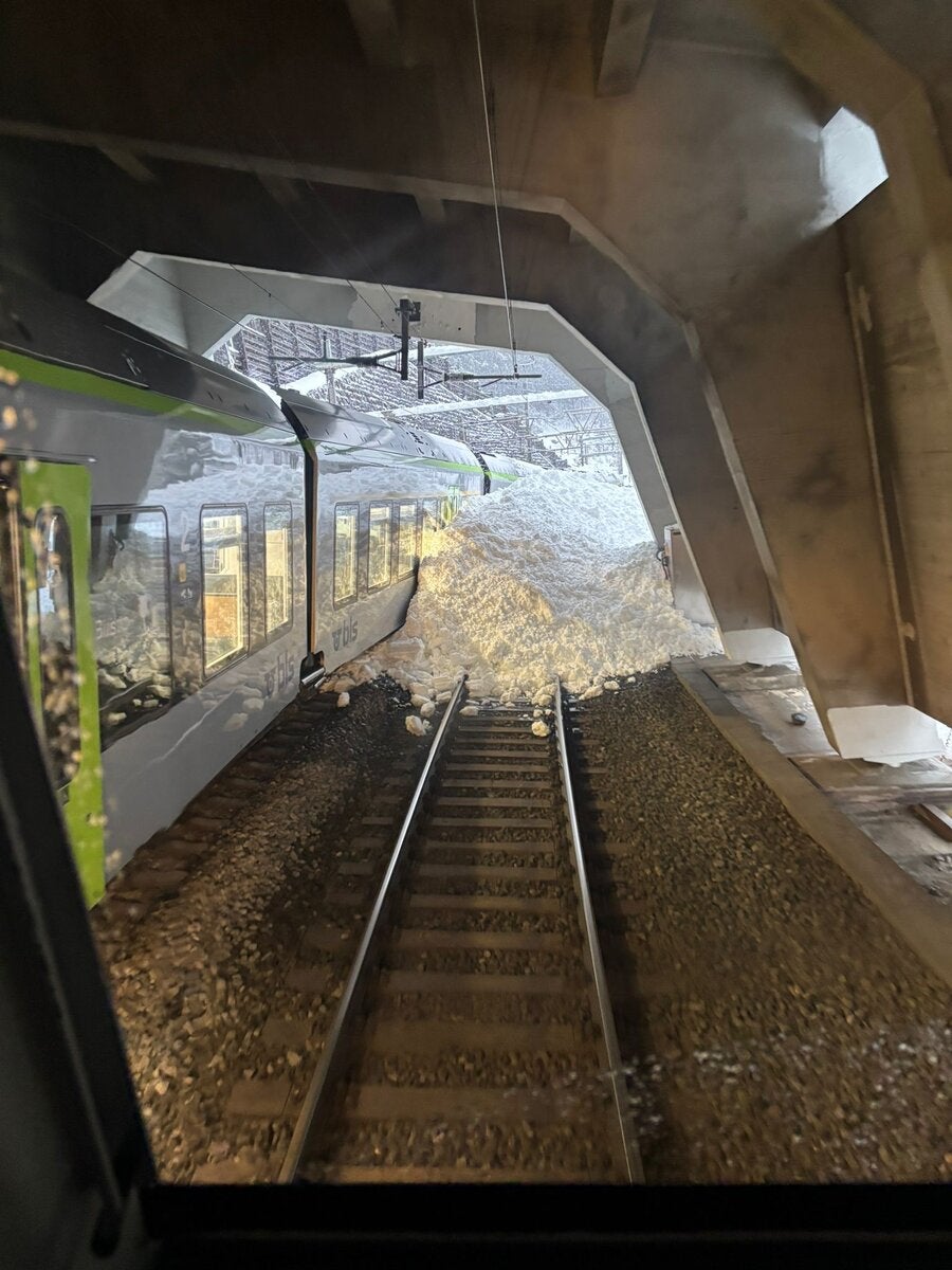 En las imágenes se muestra una aparente avalancha sobre las vías el lunes