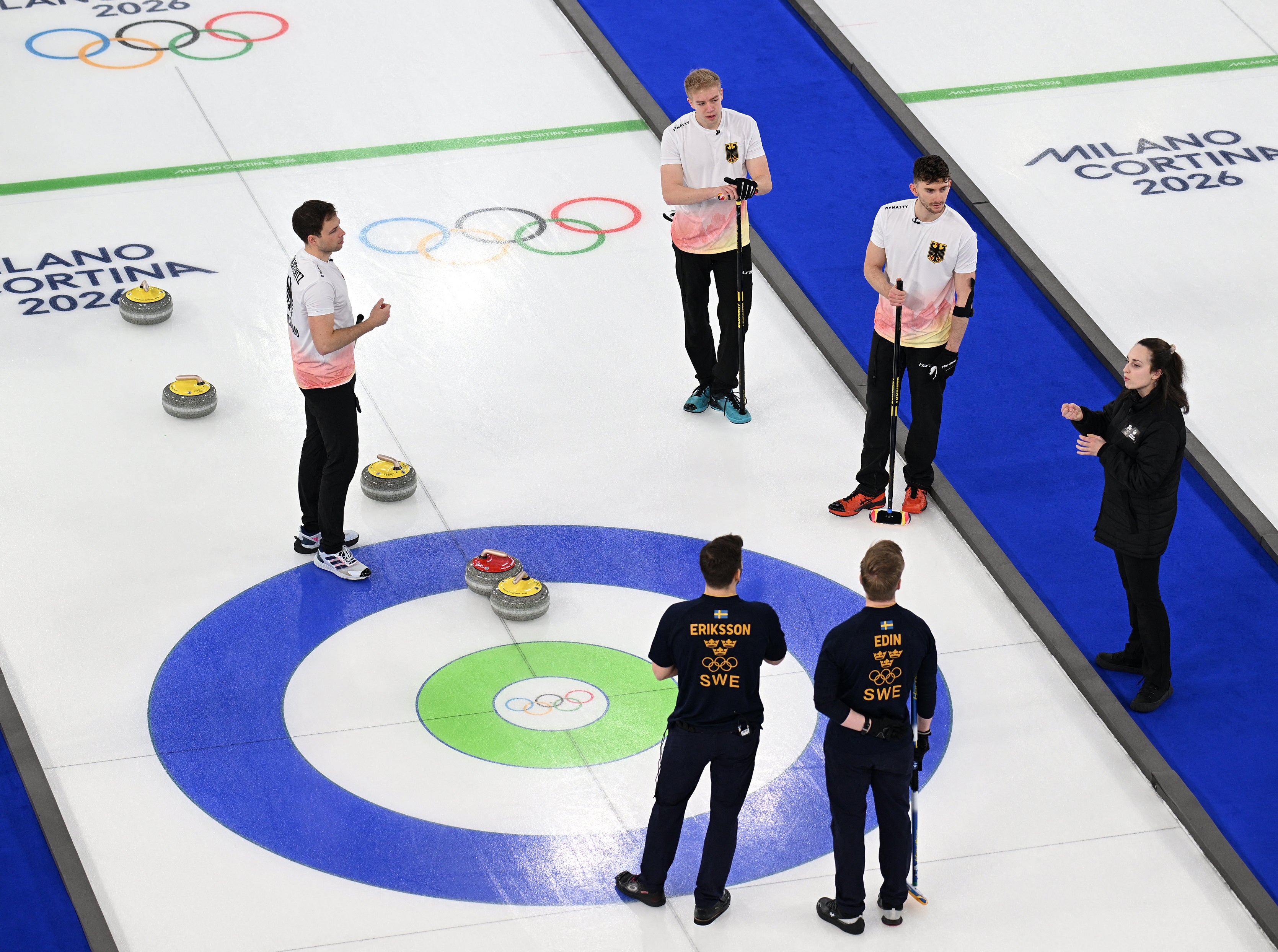 Los equipos se enfadaron por el nivel del arbitraje tras el explosivo juego Suecia-Canadá