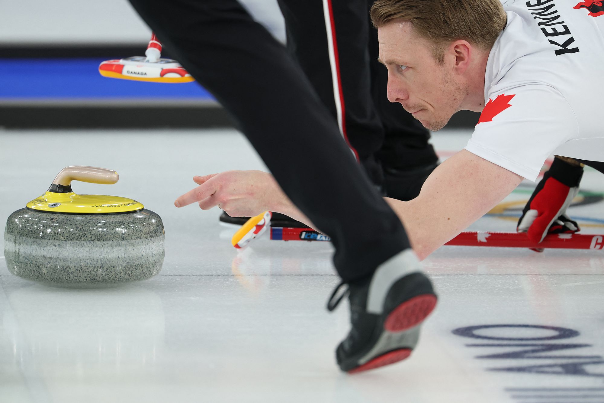 Las imágenes de Kennedy tocando la piedra después de soltarla se hicieron virales; después de la polémica, la Federación Mundial de Curling emitió un recordatorio a los equipos competidores, aclarando las reglas de la “lanzamiento adecuado” al liberar la piedra