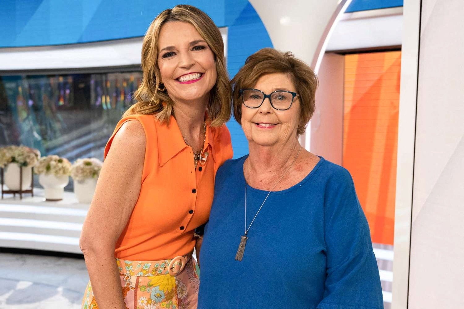Savannah Guthrie, presentadora de NBC News, con su madre, Nancy Guthrie. La mayor de los Guthrie lleva desaparecida desde el 1° de febrero. Un individuo que afirma saber quién secuestró supuestamente a la anciana de 84 años ha enviado cuatro cartas a TMZ ofreciendo información a cambio de dinero