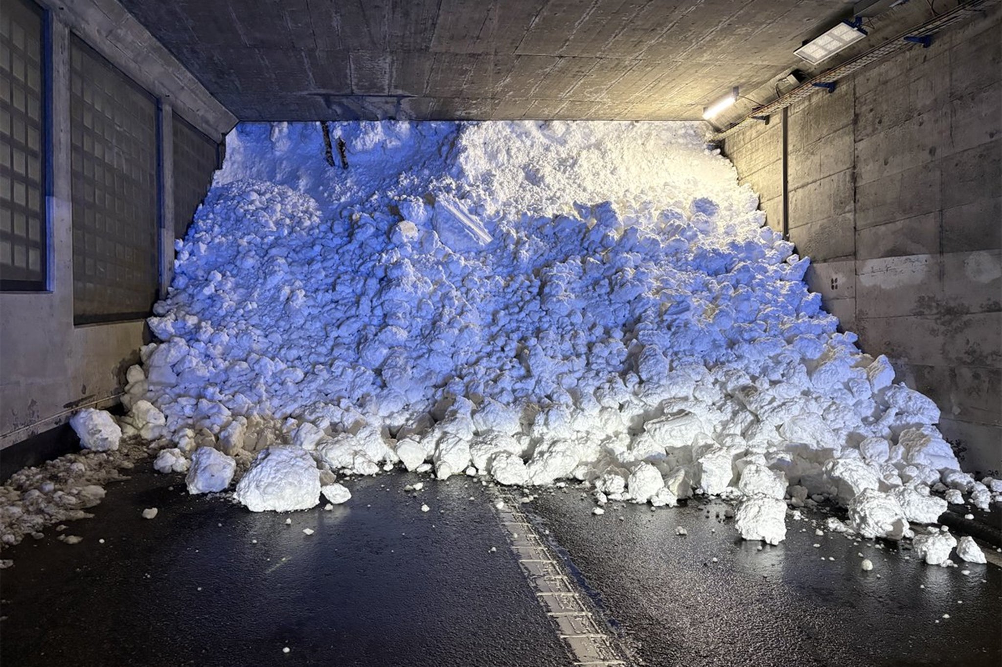La Policía de Valais informó la semana pasada que una avalancha obligó a cerrar la carretera Ferden–Goppenstein–Steg (en la imagen) ante el elevado riesgo de nuevos desprendimientos