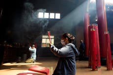 Oraciones, robots y festejos del Año Nuevo Lunar reciben al año del caballo