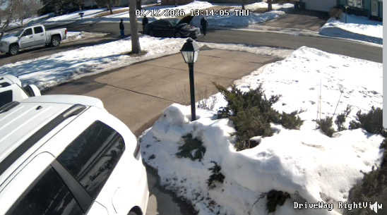 Agentes federales se abalanzan sobre Jesús Flores tras ser sacado de su casa por agentes de ICE disfrazadas, según denuncia su familia