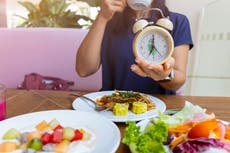 ¿Quieres perder peso? Los expertos recomiendan comer en este horario