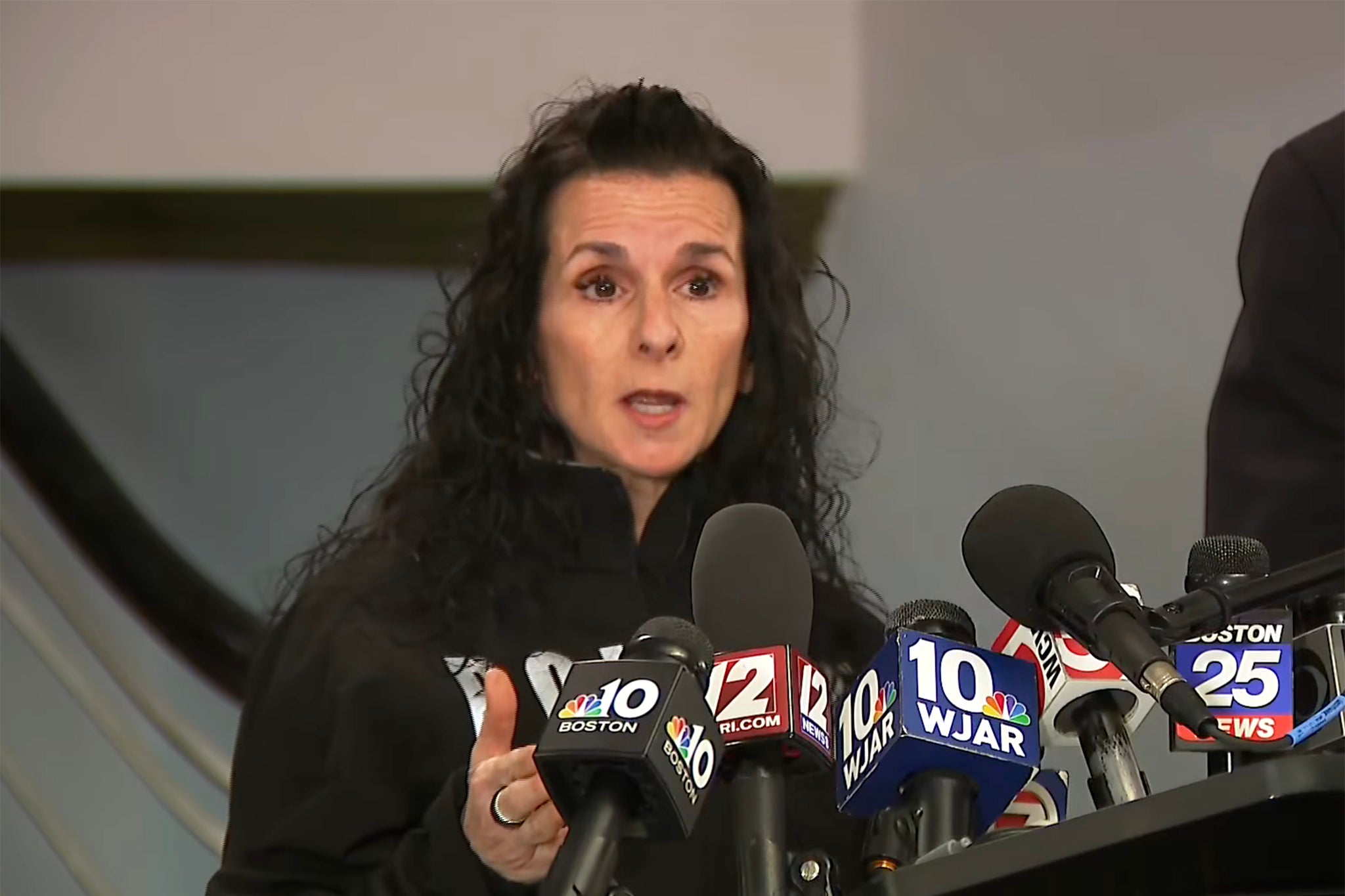 La jefa de policía de Pawtucket, Tina Goncalves, solicita información o videos de cualquier persona que estuviera en el partido de hockey.