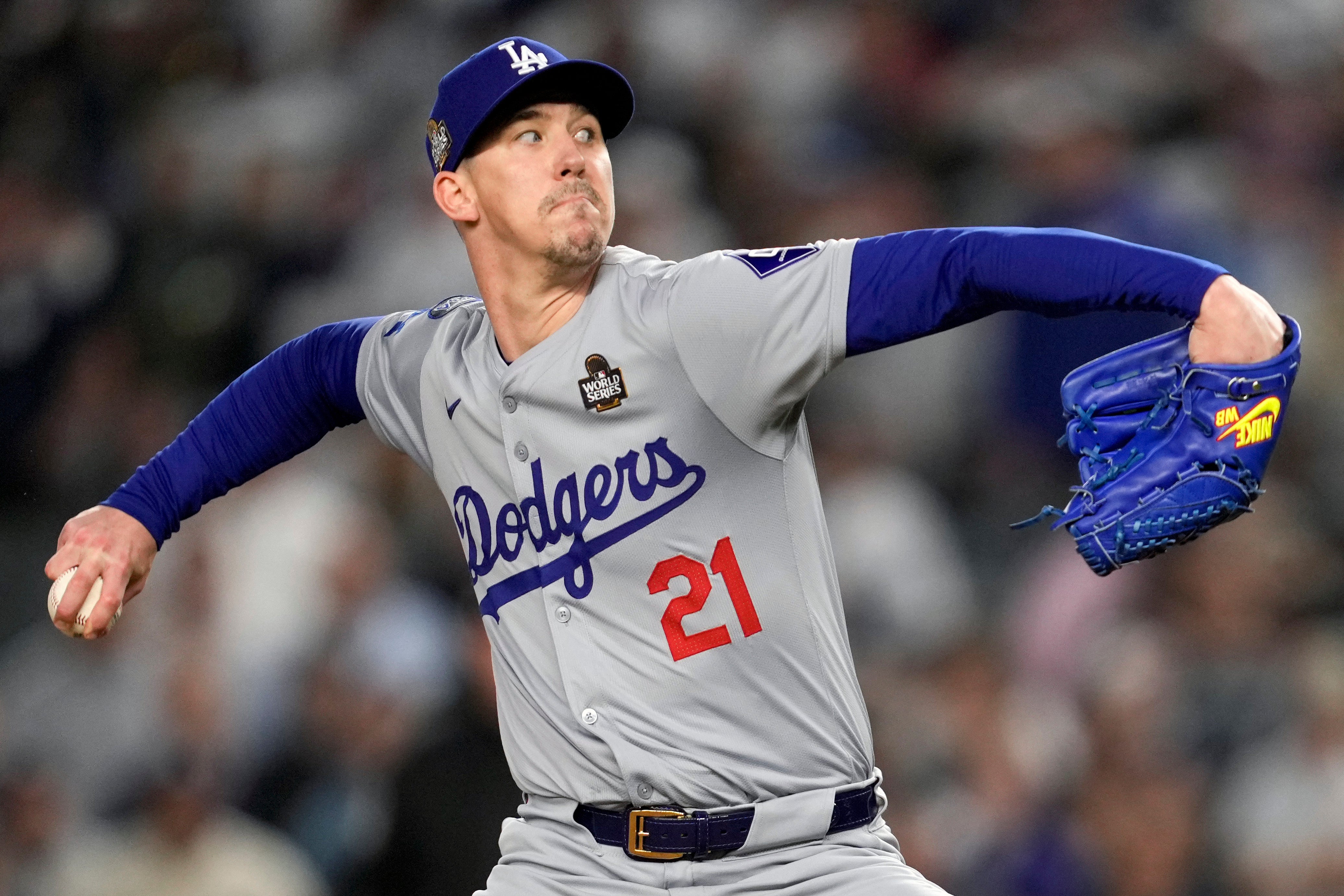 Buehler firma con Padres tras larga carrera con Dodgers, su rival del Oeste de la Nacional