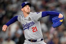 Buehler firma con Padres tras larga carrera con Dodgers, su rival del Oeste de la Nacional