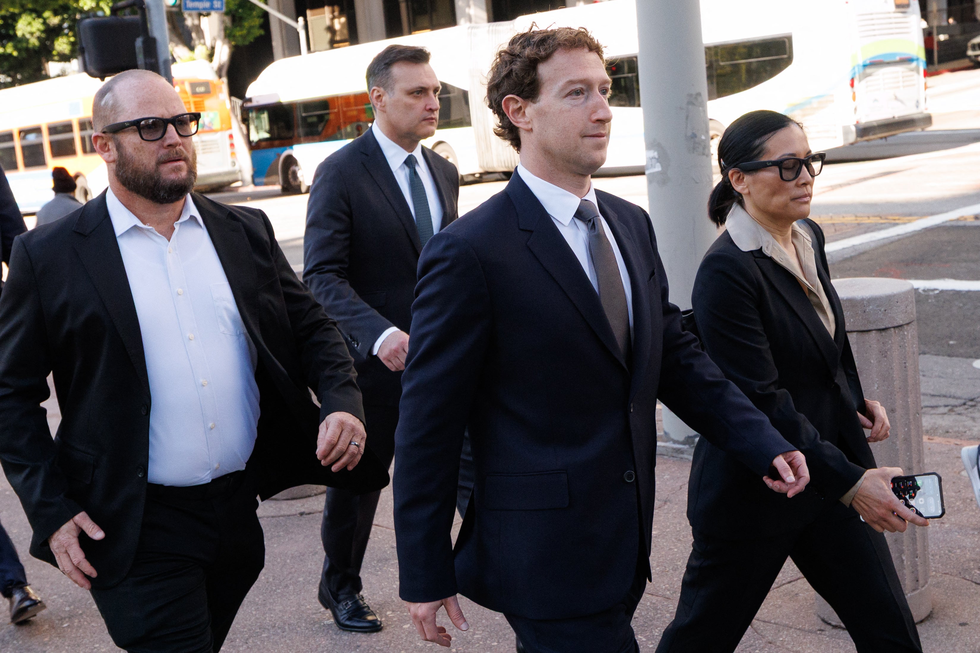 Zuckerberg estaba escoltado por varias personas que parecían formar parte de su equipo de seguridad