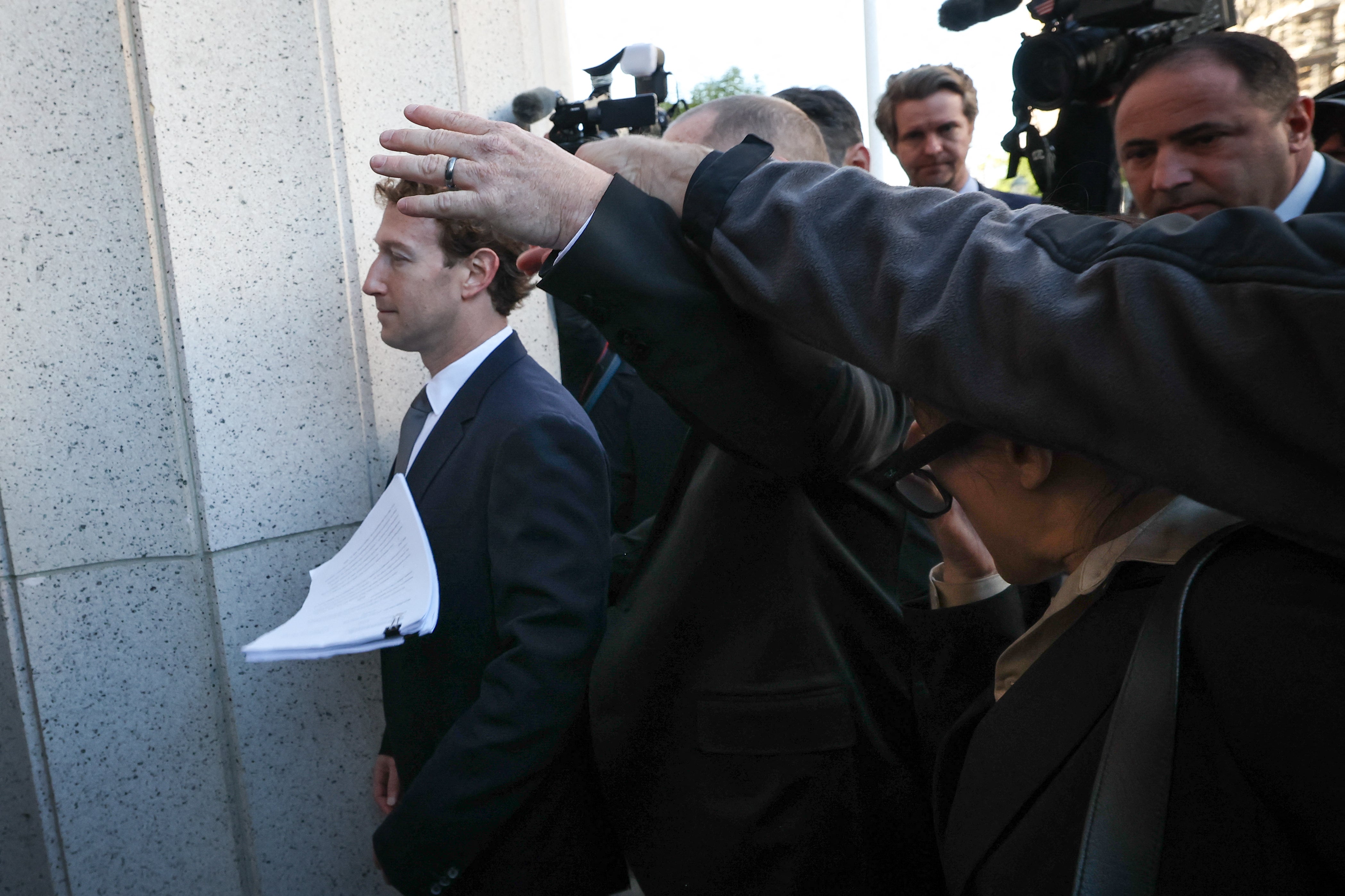 Fuera del tribunal, un hombre intentó entregarle documentos al CEO de Meta mientras le decía: “Mark Zuckerberg, ha sido notificado”