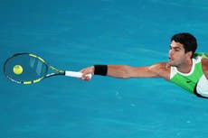 Alcaraz somete a Royer en sets corridos y avanza a cuartos de final en Doha