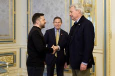 Senadores de EEUU visitan puerto clave de Ucrania y piden nuevas sanciones contra Rusia