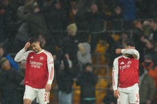 Arsenal deja escapar ventaja de dos goles ante Wolverhampton y aumenta opciones de título del City