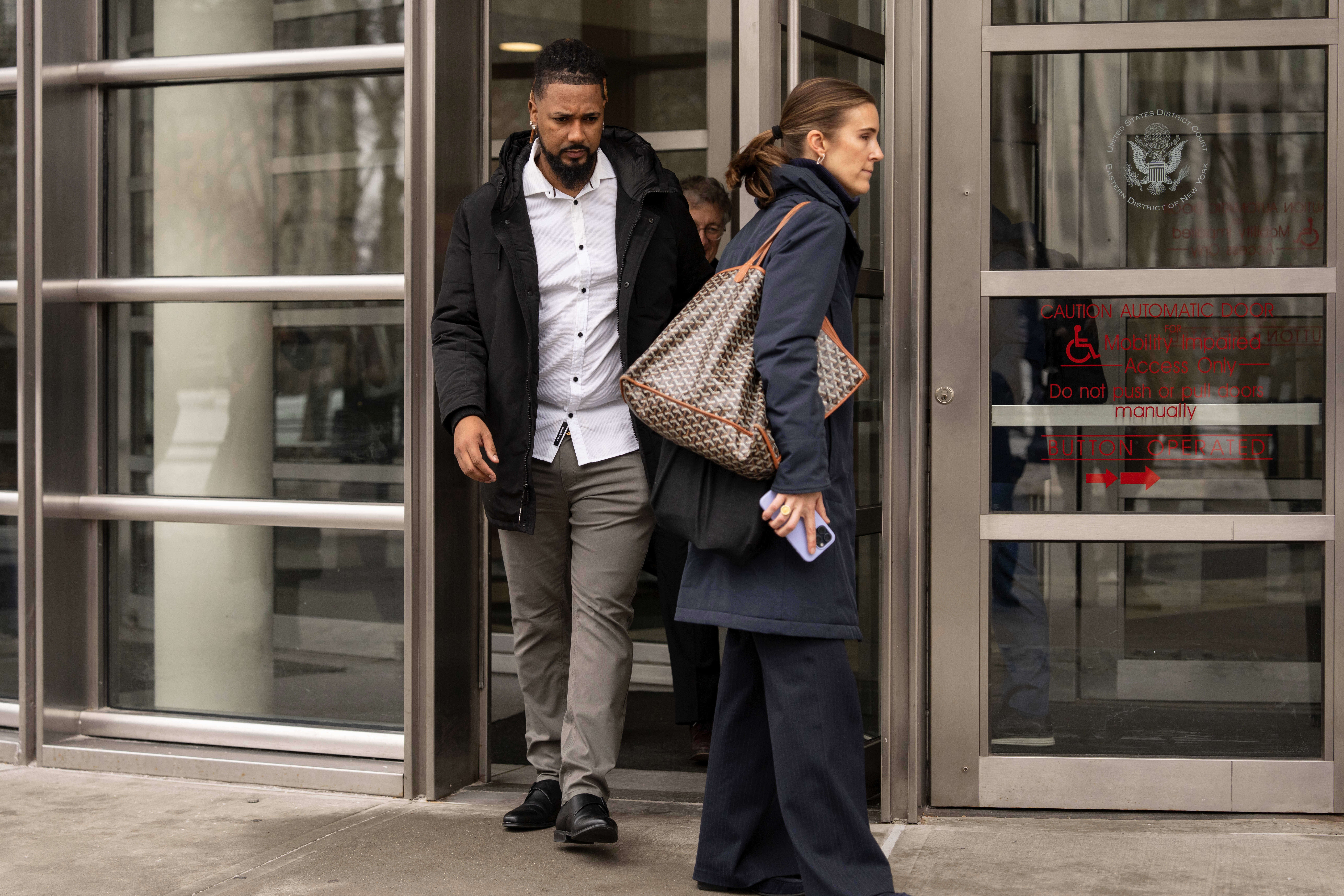 Lanzadores de Guardianes Emmanuel Clase y Luis Ortiz impugnan acusaciones de amaño