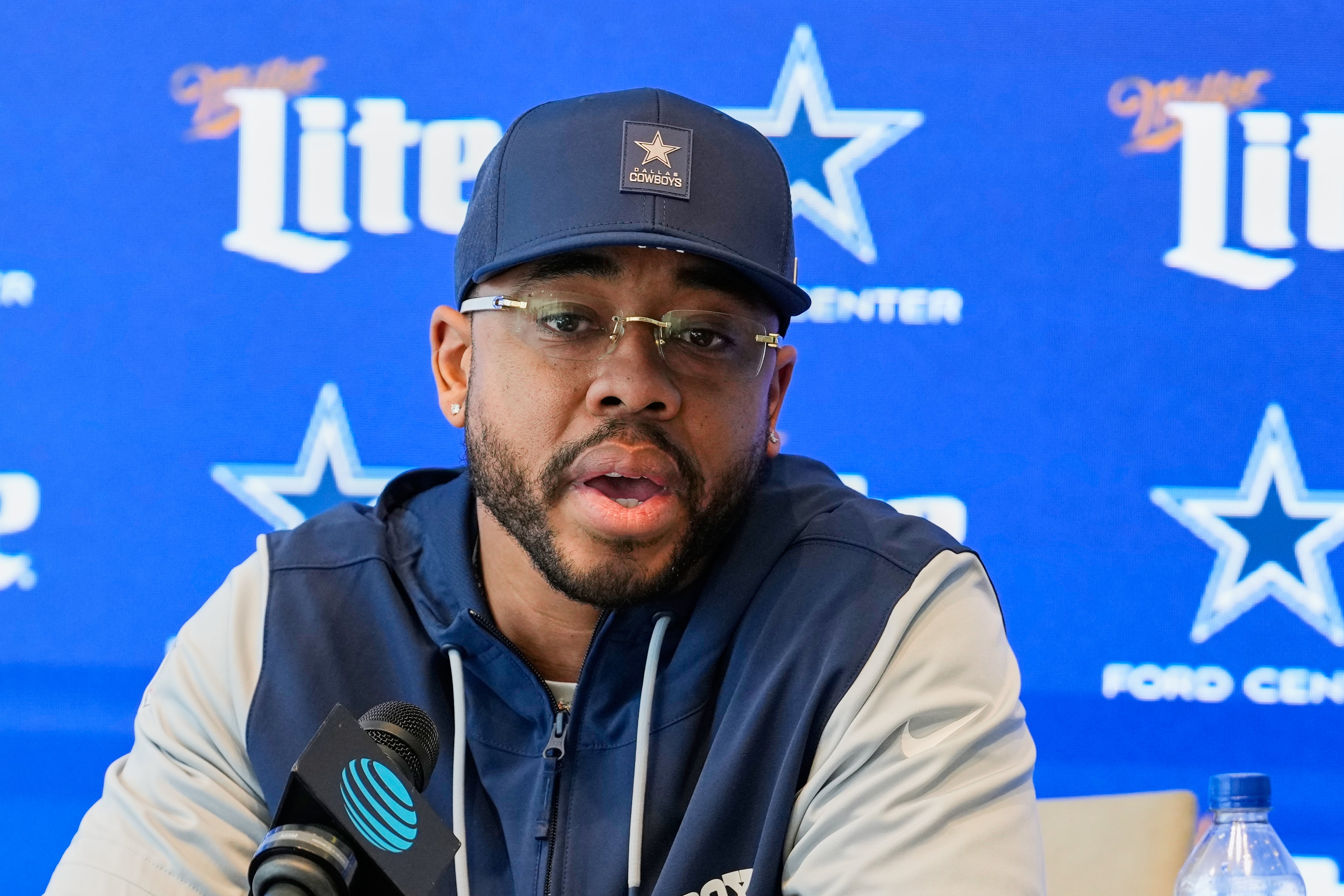 Cowboys dan la bienvenida a Christian Parker y esperan que enderece una pésima defensiva