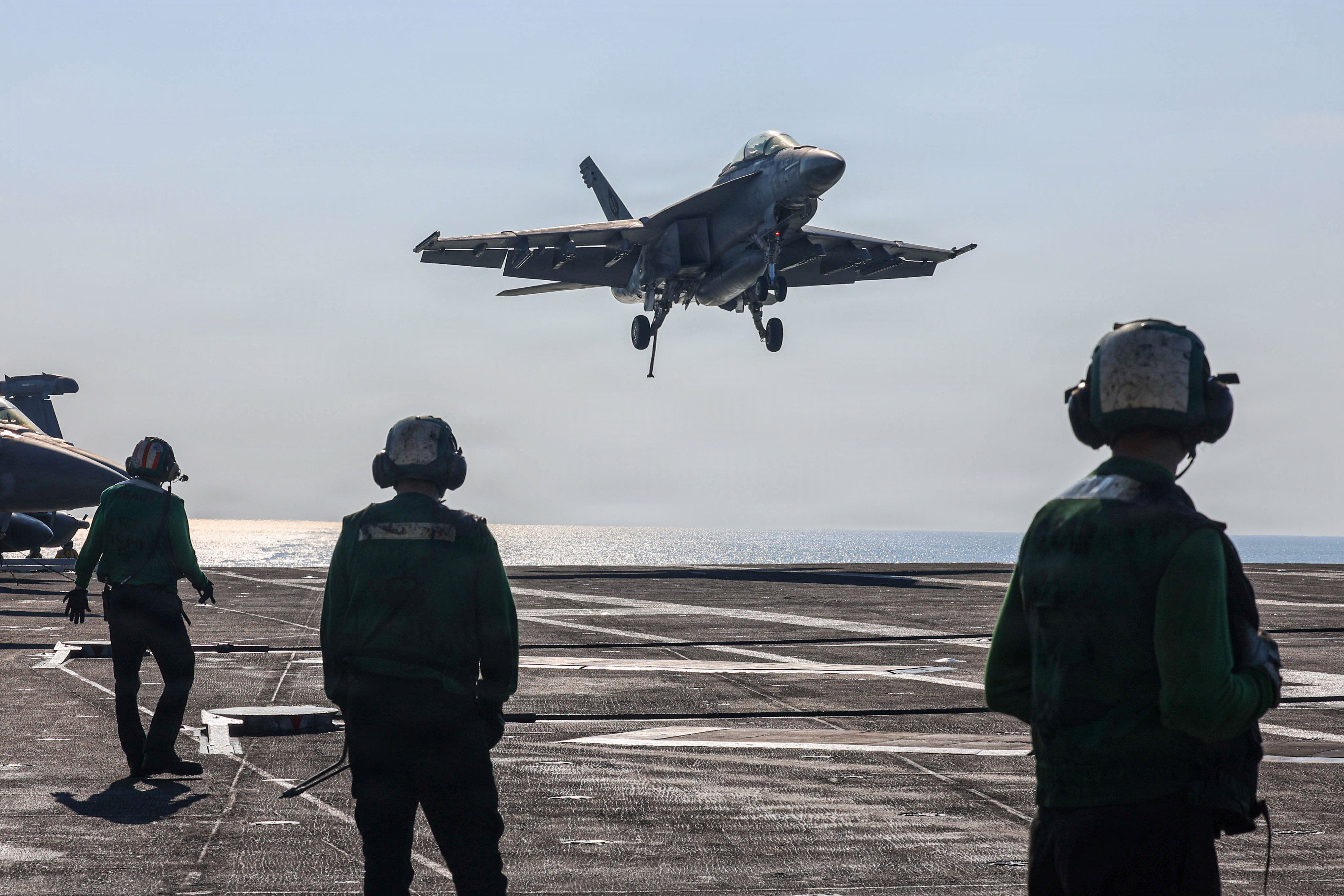 F/A-18 Super Hornet del Escuadrón de Ataque 14 aterrizan en la cubierta del USS Abraham Lincoln en el mar Arábigo