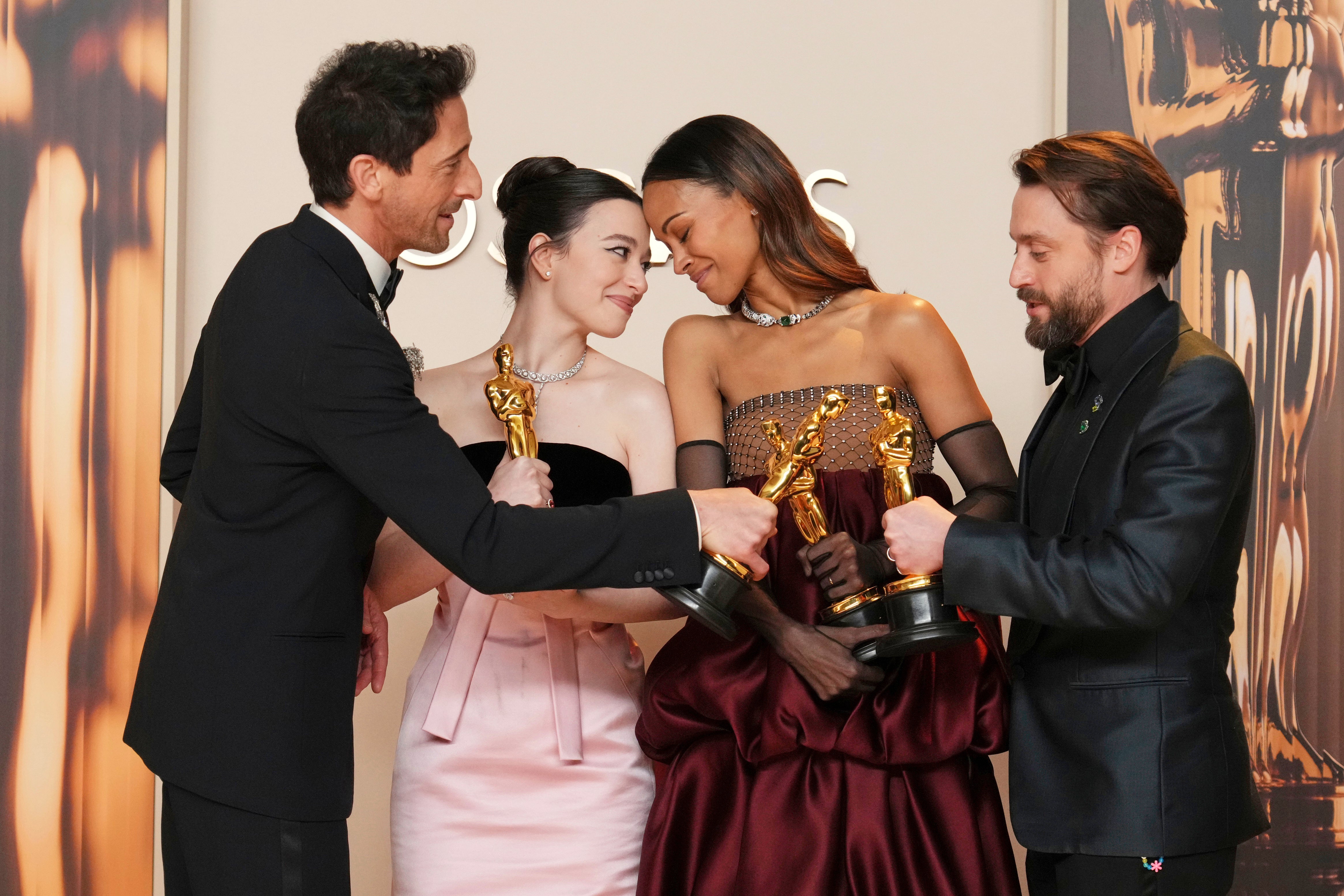 <p>Los ganadores del año pasado a mejor actor Adrien Brody y Mikey Madison, y los ganadores a actor de reparto Kieran Culkin y Zoe Saldaña entregarán estatuillas</p>
