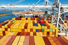 Déficit comercial de EEUU se redujo en 2025, pero la brecha de bienes impone récord pese a aranceles