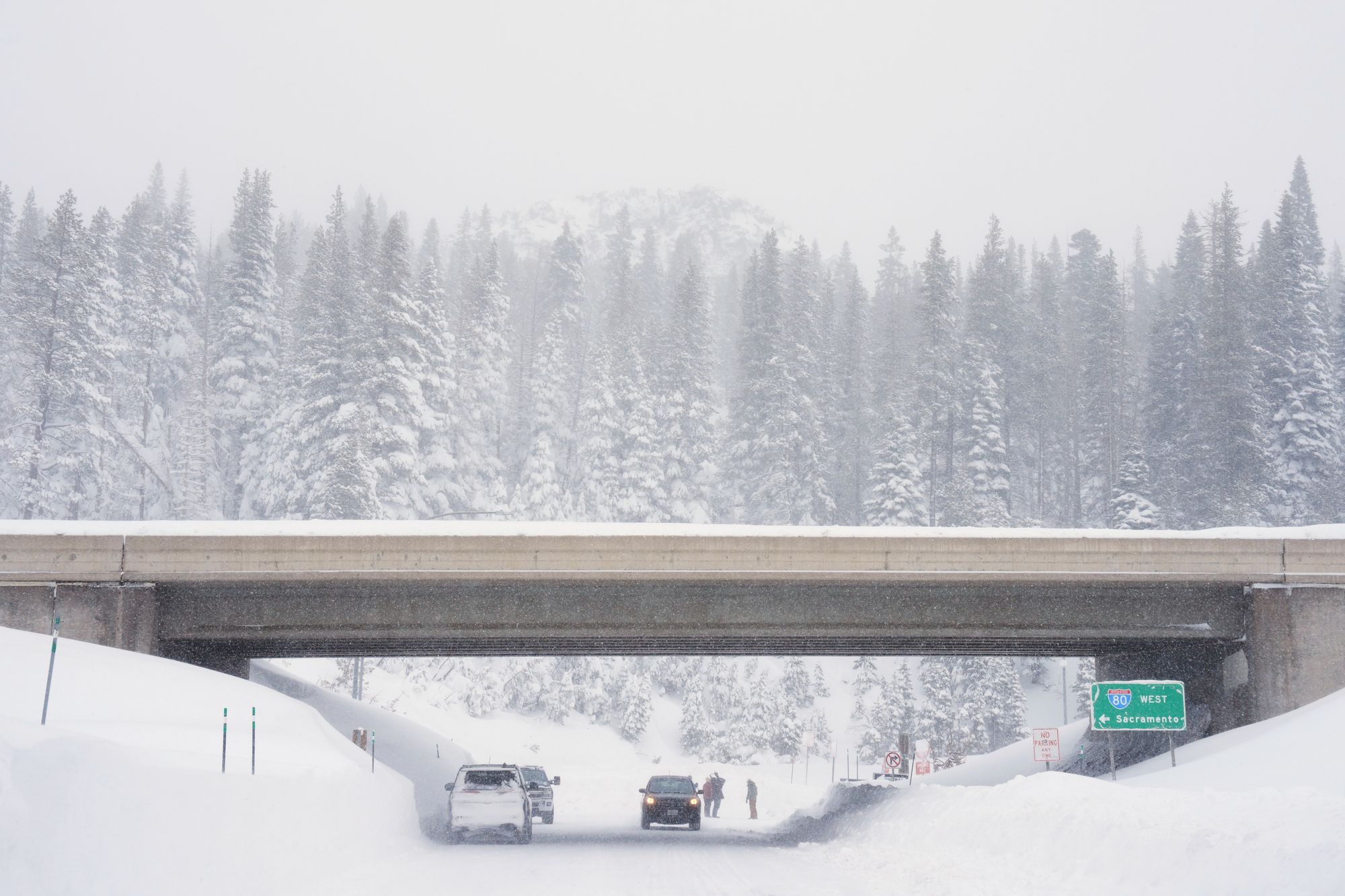 Las autoridades describieron una escena aterradora, mientras los sobrevivientes rastreaban la nieve en busca de los desaparecidos y esperaban seis horas a que llegara ayuda en condiciones de ventisca.