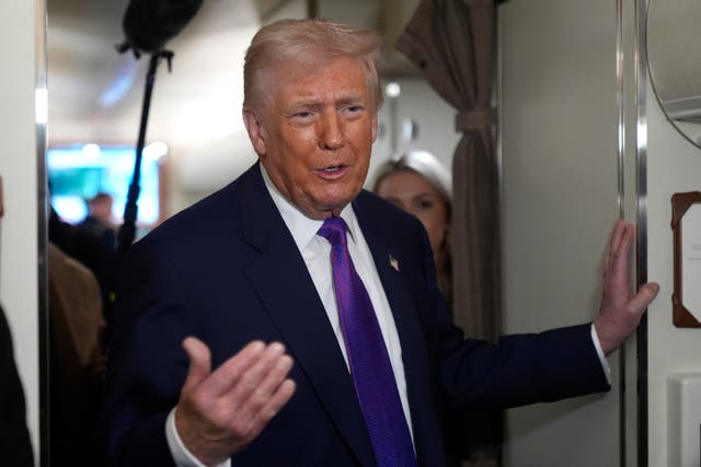 <p>Donald Trump anunció que las agencias federales podrían empezar a publicar documentos relacionados con la vida extraterrestre... seis meses después de que Seth Meyers predijo que lo haría</p>