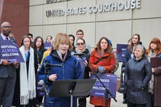 Nueva orden del gobierno de EEUU podría conducir a la detención de miles de refugiados legales