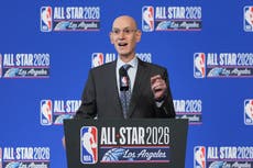 Comisionado de NBA habla con gerentes sobre opciones contra 'tanking', dicen fuentes de AP