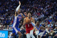 Johnson y McCollum conducen a Hawks a victoria 117-107 ante 76ers para cortar racha de 3 derrotas