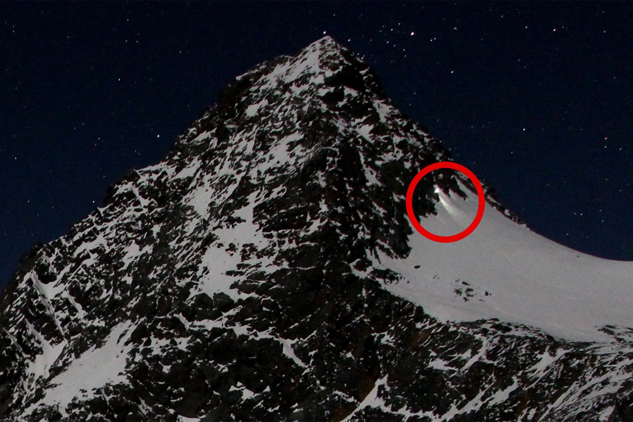 El acusado fue visto en las imágenes de la webcam descendiendo la montaña sobre las 3:00 a. m.