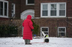 Cómo afecta el frío extremo la vida de los estadounidenses, según encuesta AP-NORC
