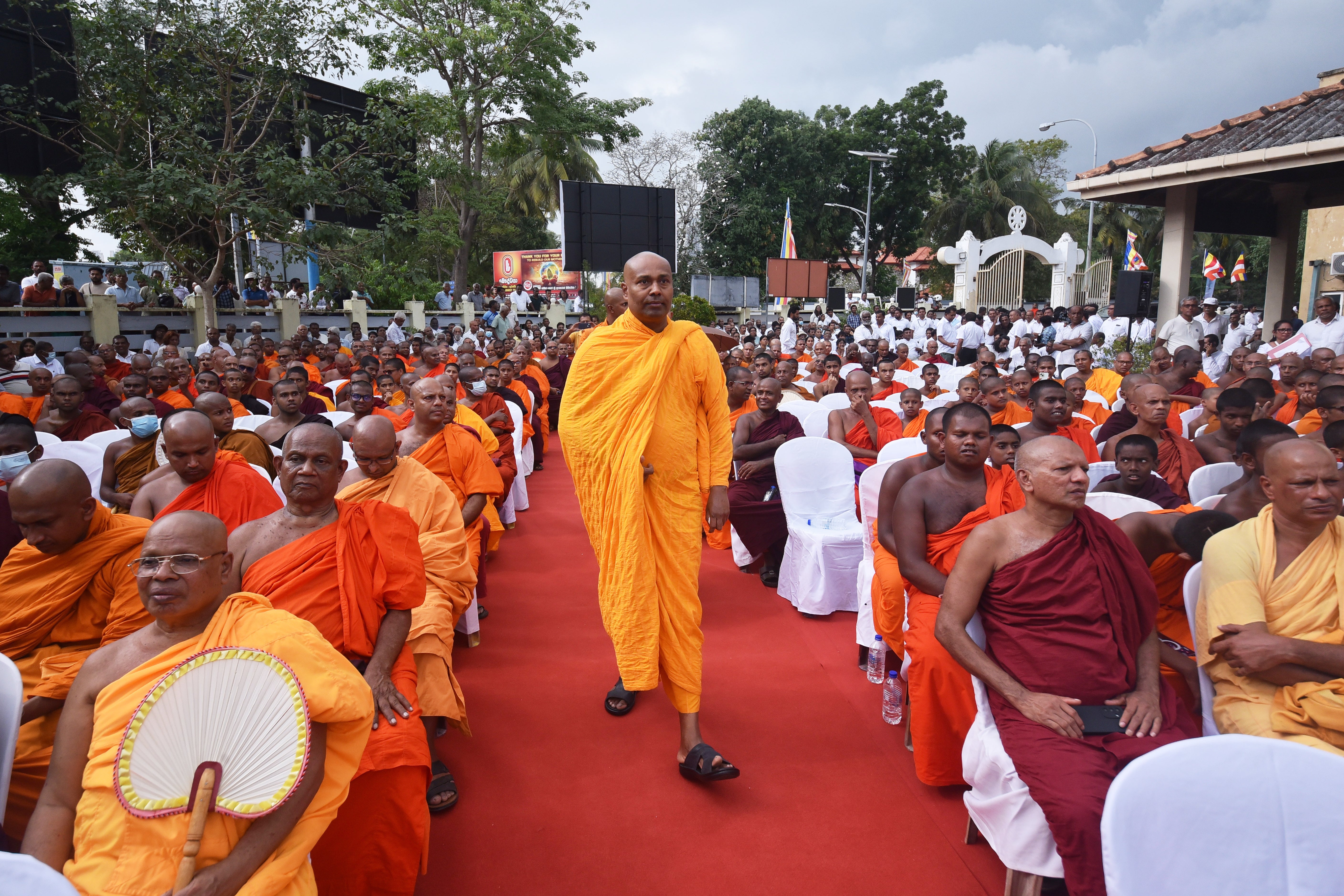 Protestan monjes budistas en Sri Lanka en defensa de su papel en asuntos de Estado