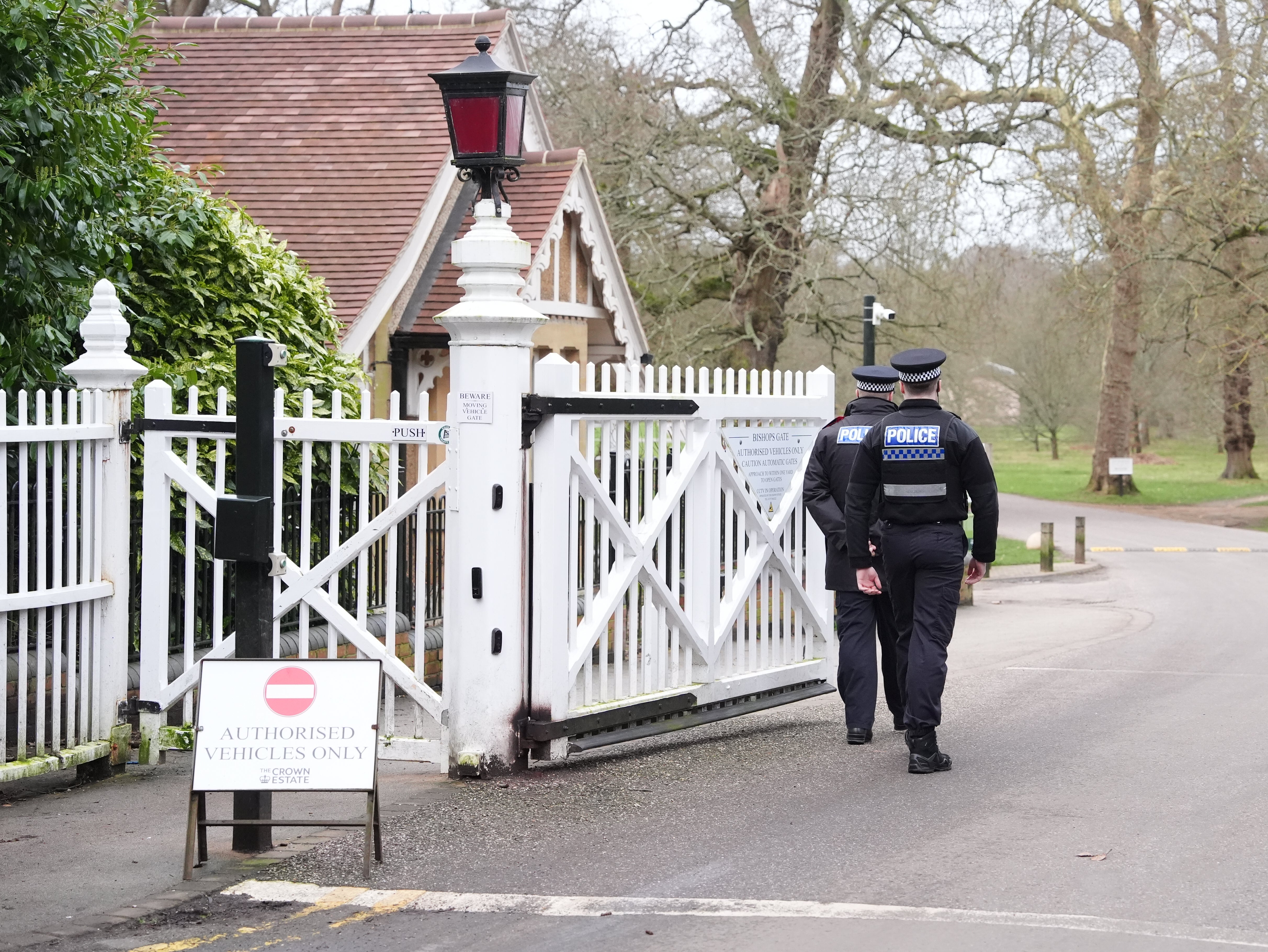 Agentes de policía en Royal Lodge, la antigua residencia de Andrew Mountbatten-Windsor