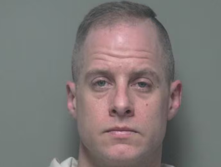 El exconcursante de ‘American Idol’, Caleb Flynn, fue acusado de matar a su esposa en su vivienda