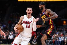 Herro anota 24 puntos en su regreso y Heat aplasta a Hawks por 128-97