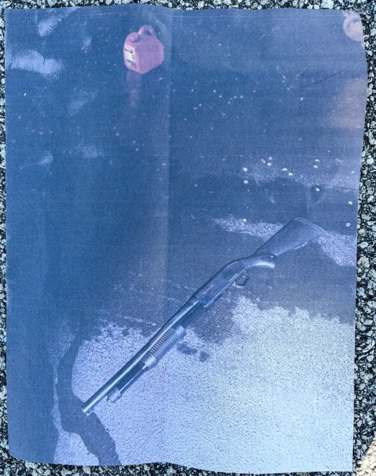 La escopeta y el bidón de gasolina que las fuerzas de seguridad encontraron al sospechoso cuando irrumpió en Mar-a-Lago