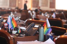 Kansas invalidará licencias y actas de nacimiento modificadas para personas transgénero