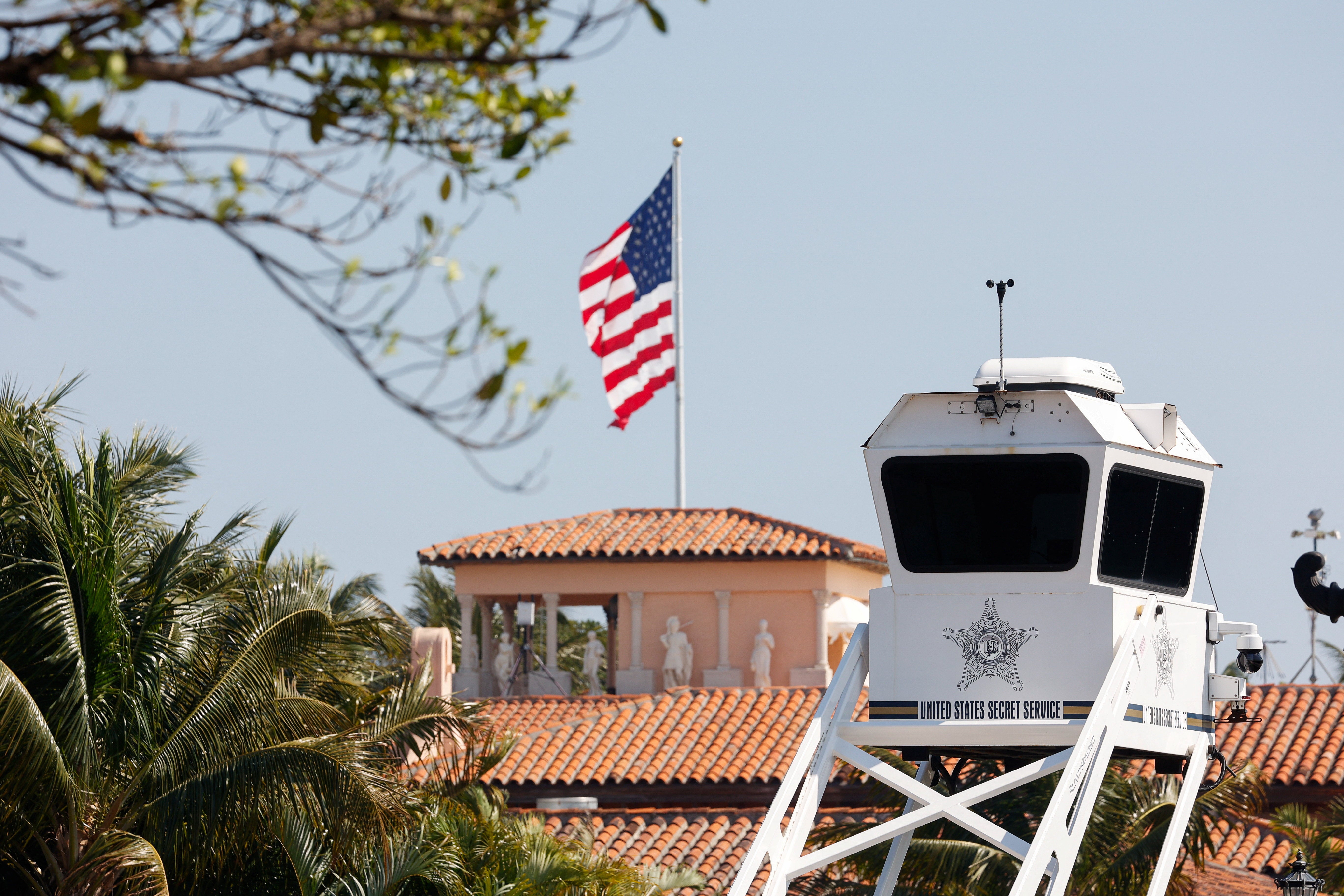 Una torre de seguridad del Servicio Secreto en Mar-a-Lago, en la imagen del 22 de febrero, después de que los agentes se enfrentaron al sospechoso y le dispararon mortalmente tras el fallo de seguridad.