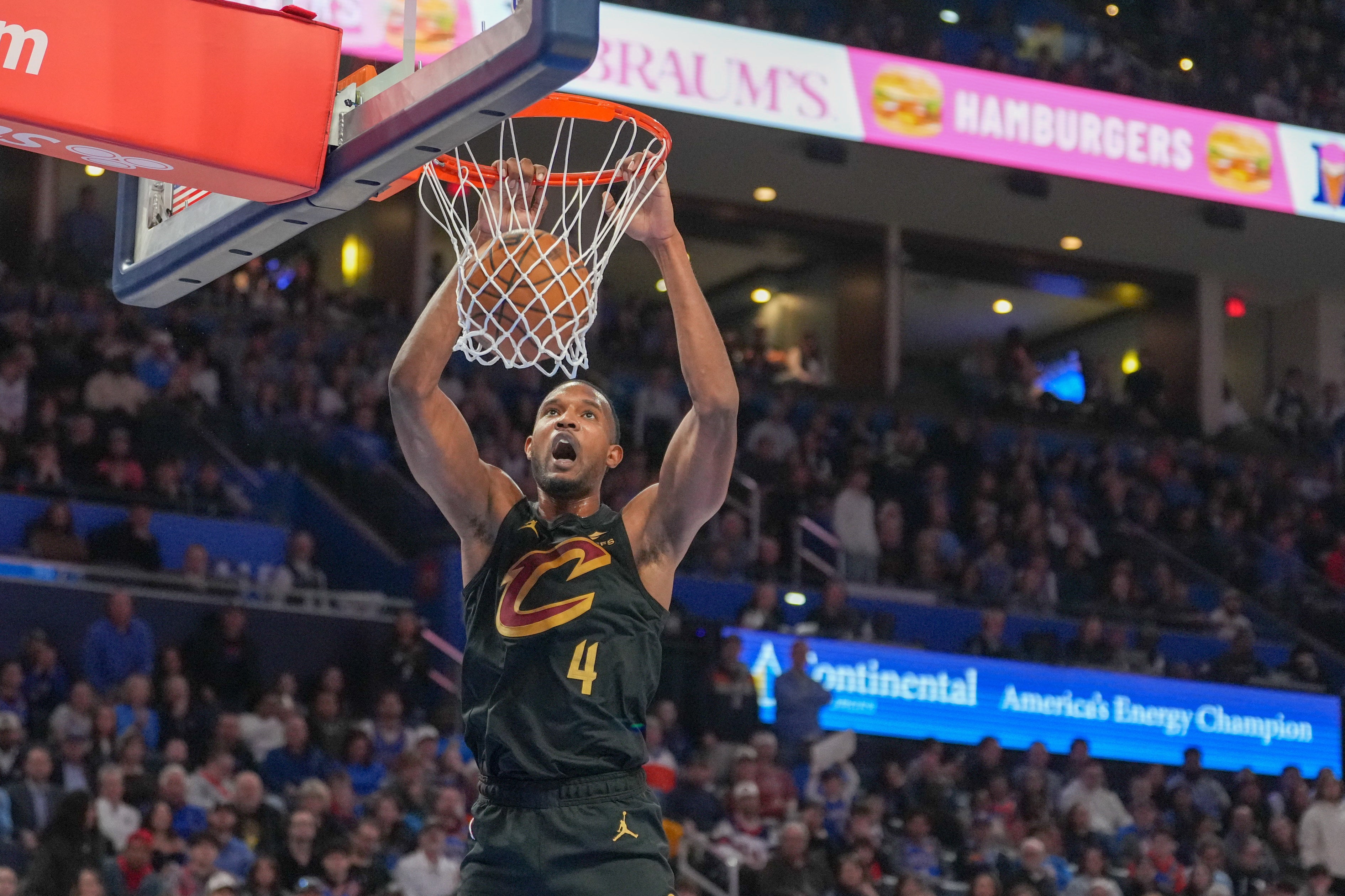 Thunder supera bajas y anota 21 triples para vencer 121-113 a Cavaliers que pierden racha